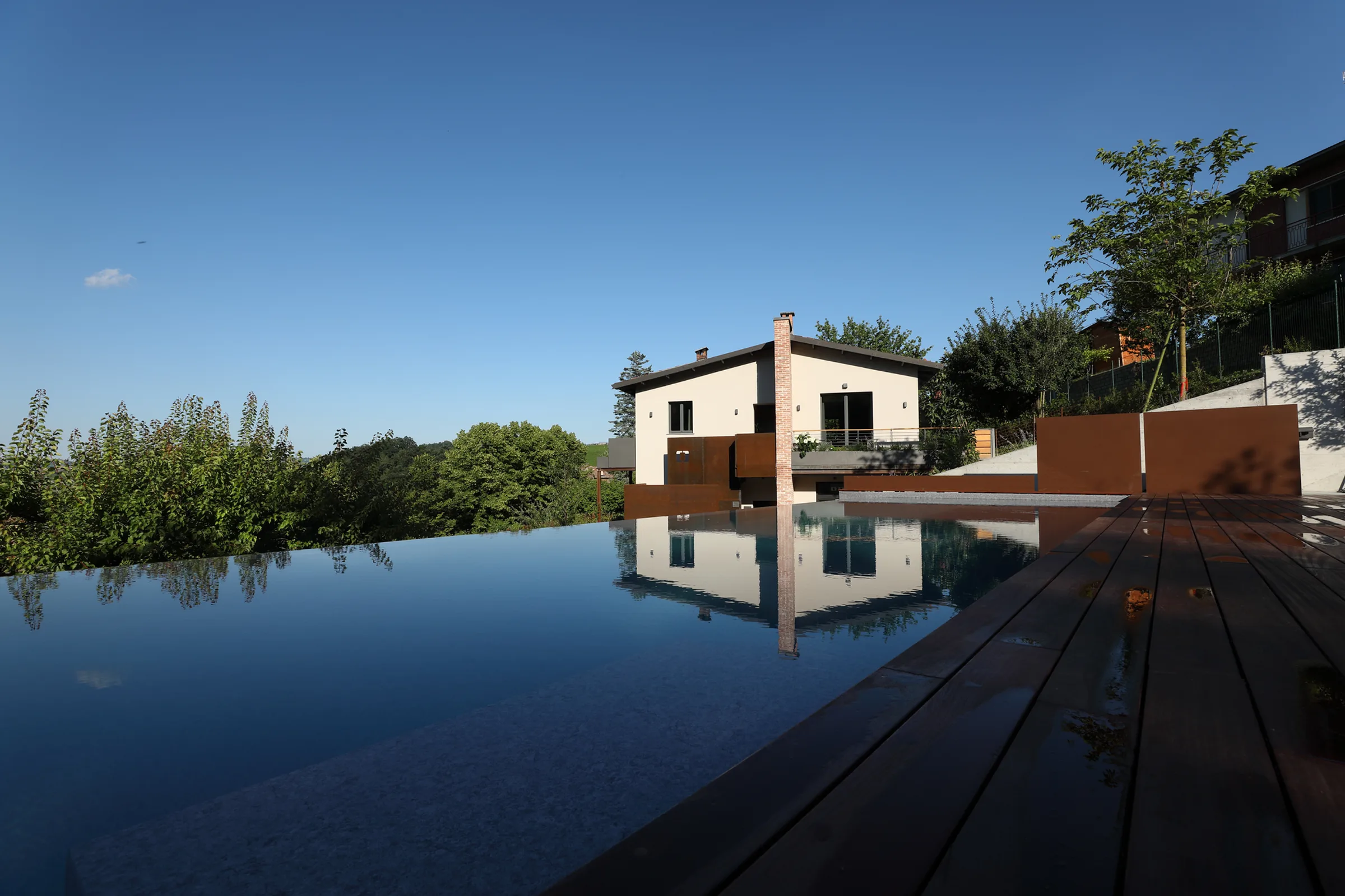 Villa Carla a Barolo: la piscina a sfioro affacciata sulle colline delle Langhe